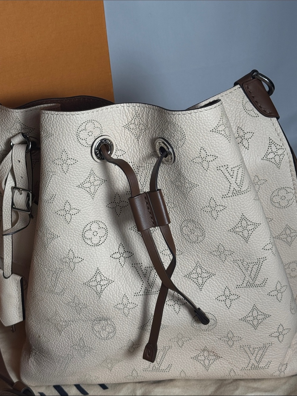 Louis Vuitton Muria Bucket Bag Cream Mahina Leather Discreet Monogram - Picture 3 of 10